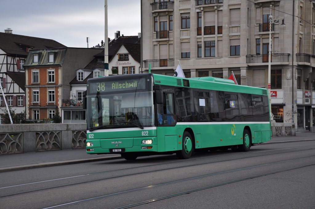 MAN Bus mit der Betriebsnummer 822 auf der Linie 38 überquert die Mittlere Rheinbrücke Richtung Haltestelle Schifflände. Die Aufnahme stammt vom 13.08.2011.