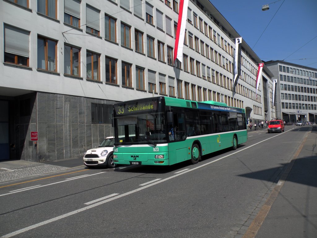 MAN Bus mit der Betriebsnummer 823 auf der Linie 33 in der Spiegelgasse in Basel. Die Aufnahme stammt vom 02.05.2011.