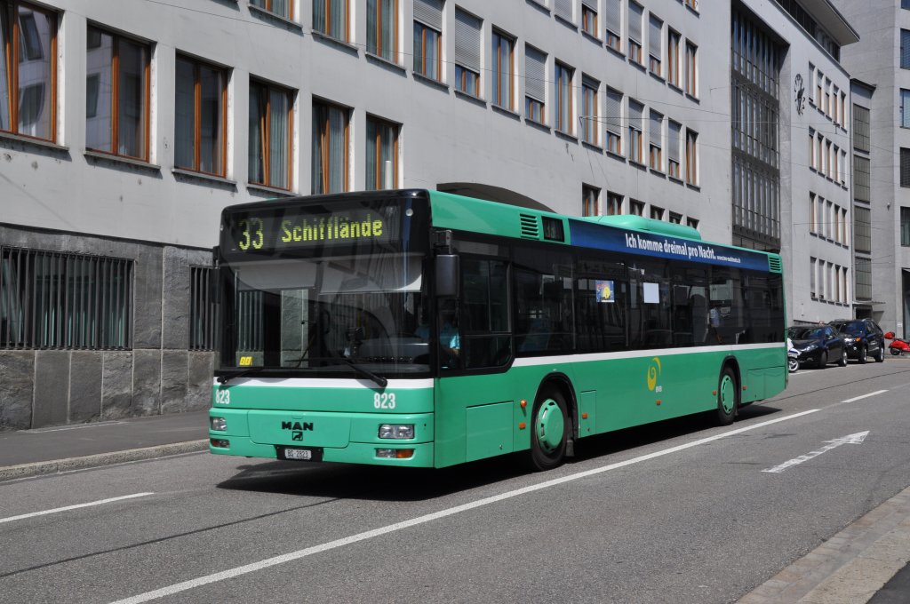 MAN Bus mit der Betriebsnummer 823 fährt zur Haltestelle Schifflänfe auf der Linie 33. Die Aufnahme stammt vom 17.08.2011.