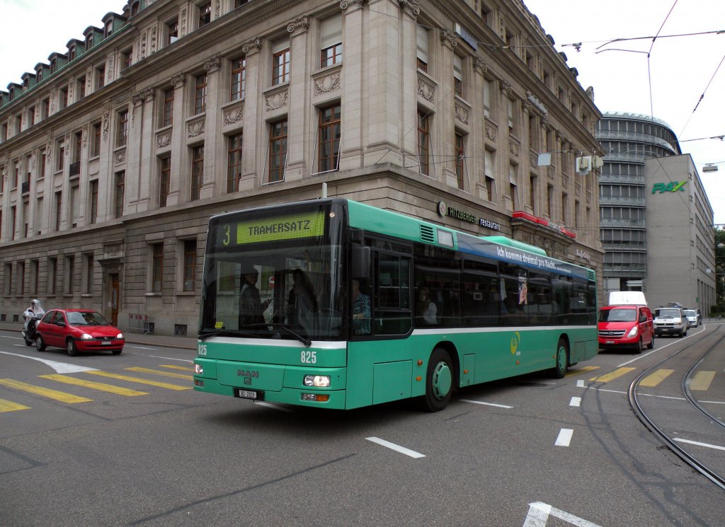 MAN Bus mit der Betriebsnummer 825 bei einem Tramersatz Einsatz auf der Linie 3 am Aeschenplatz. Die Aufnahme stammt vom 18.09.2012.