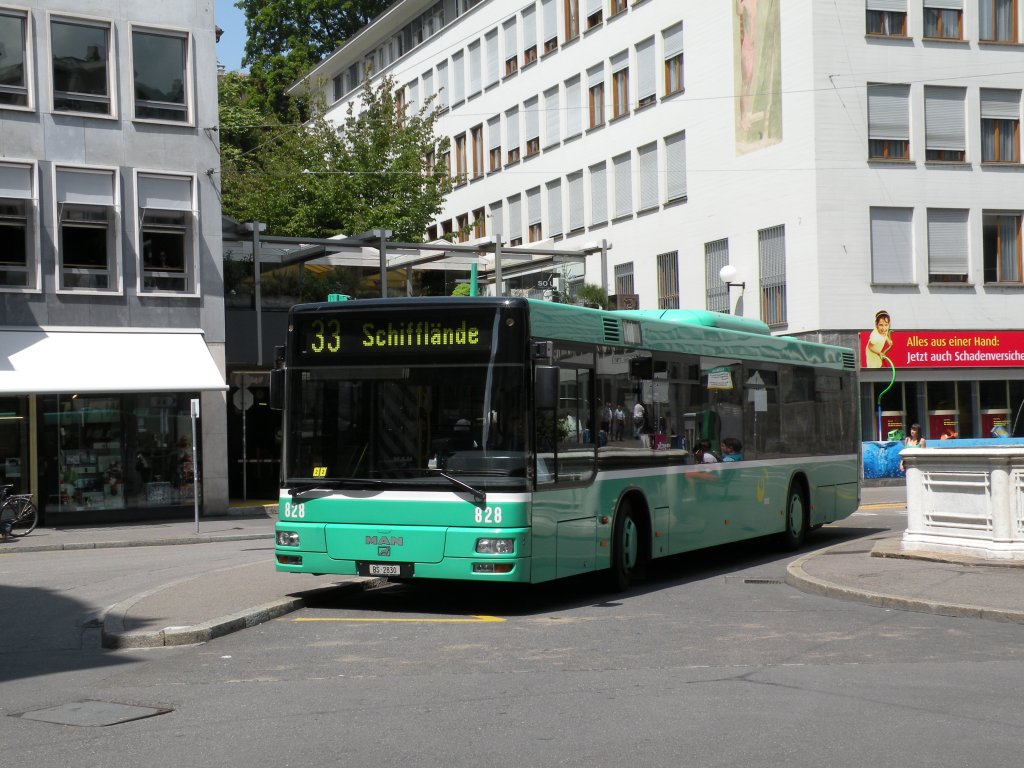MAN Bus mit der Betriebsnummer 828 am Fischmarktbrunnen. Die Aufnahme stammt vom 29.06.2009.
