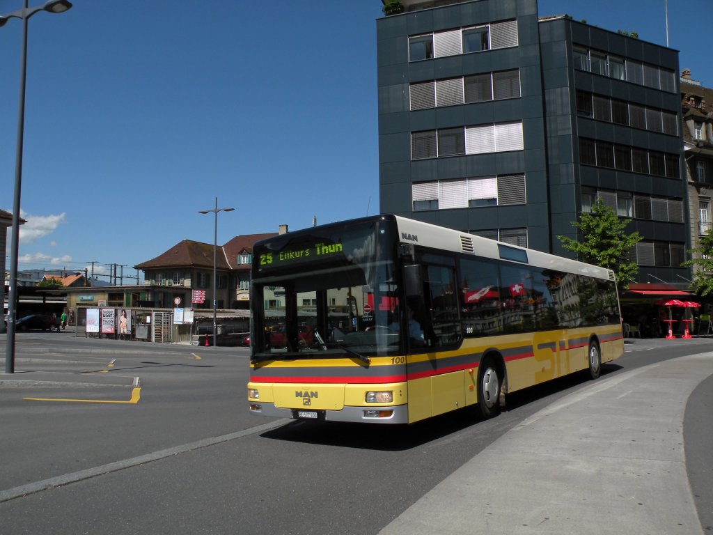 MAN Bus der STI mit der Betriebsnummer 100 fhrt am Bahnof Thun ein. Die Aufnahme stammt vom 18.05.2011.

