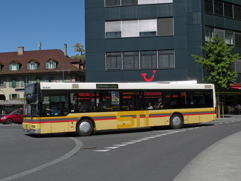 MAN Bus der STI mit der Betriebsnummer 96 fhrt am Bahnof Thun ein. Die Aufnahme stammt vom 18.05.2011. 