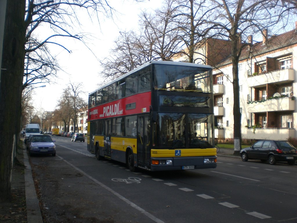 MAN-Doppeldecker auf der Linie 124 nach Mrkisches Viertel Wilhemsruher Damm an der Haltestelle Eschbachstrae/S-Bahnhof Tegel.