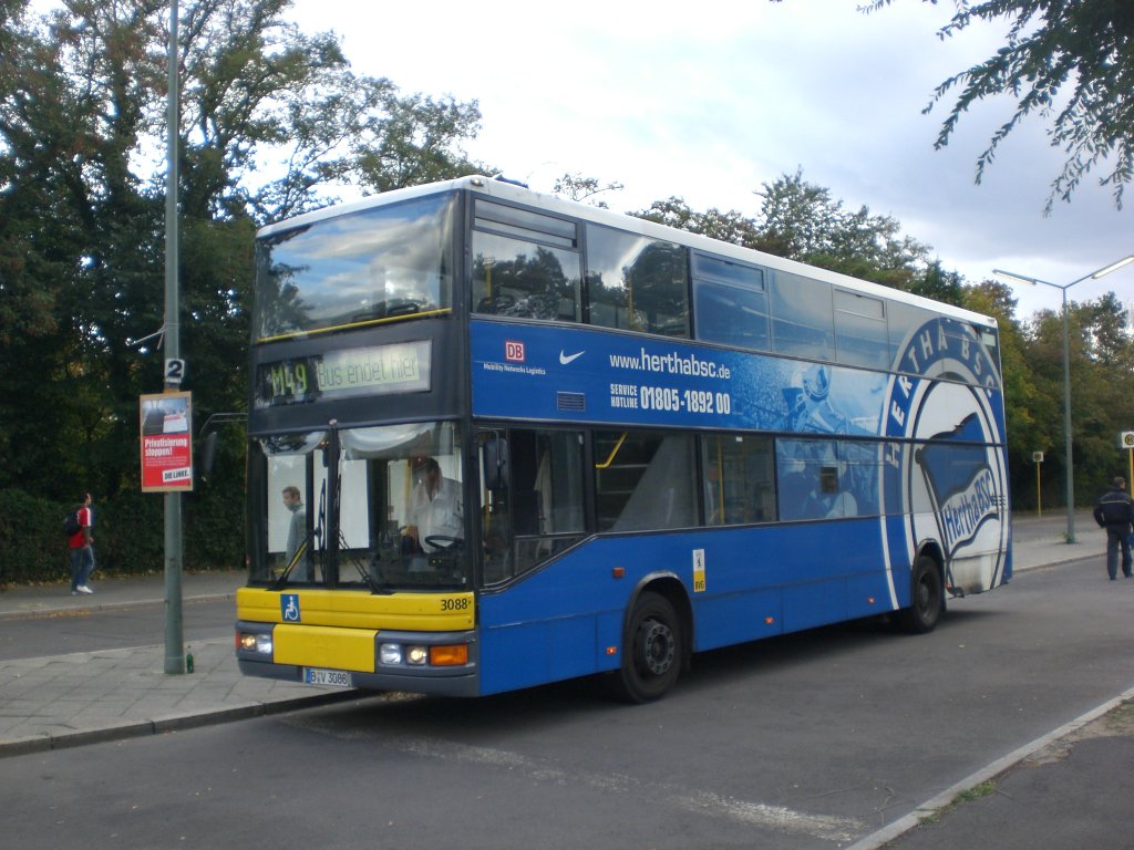 MAN-Doppeldecker auf der Linie M49 am S-Bahnhof Olympiastadion.