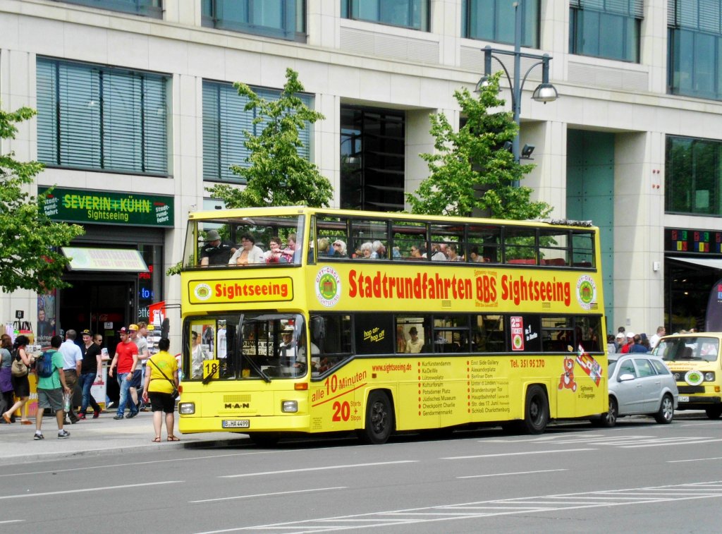 MAN-Doppeldecker Sightseeing-Bus an der Haltestelle Mitte Spandauer Strae/Marienkirche.(15.6.2013) 