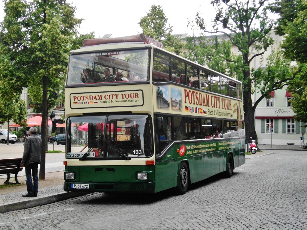 MAN-Doppeldecker Sightseeing-Bus an der Haltestelle Potsdam Innenstadt Luisenplatz/Brandenburger Tor.(30.6.2013)