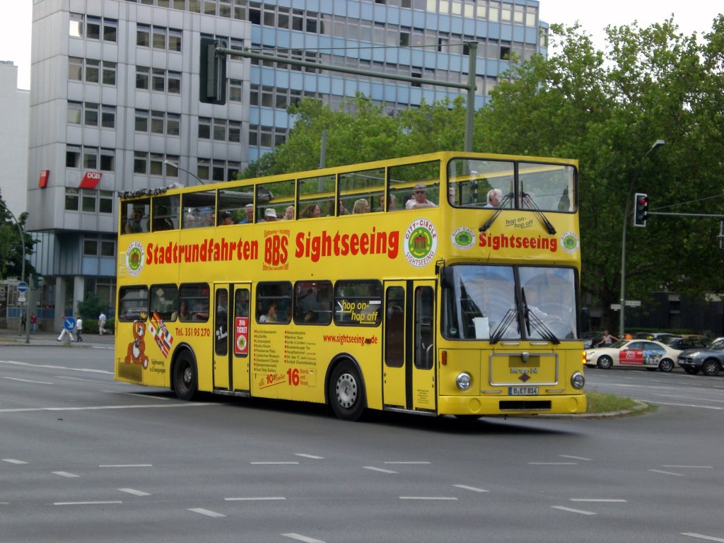 MAN-Doppeldecker Sightseeing-Bus an der Haltestelle Schneberg An der Urania.