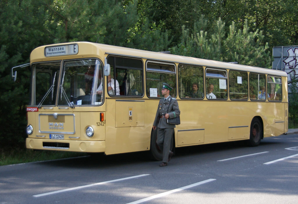 MAN E2H 75 (SL200), ex 1242 der BVG, am 13.8.2011 in Dreilinden mit einem  Organ der Grenztruppen der DDR . Anlass dieser Konstellation ist der 50. Jahrestag des Mauerbaus. Die ATB (Arbeitsgemeinschaft Traditionsbus-Berlin GbR) veranstaltete Fahrten mit diesem historischen Bus zum ehemaligen Grenzkontrollpunkt. Früher führte die Linie E vom S-Bahnhof Wannsee durch die Grenzkontrollen Dreilinden zu einem Autobahnparkplatz in Drewitz, wo in einen Potsdamer Bus umgestiegen werden musste.