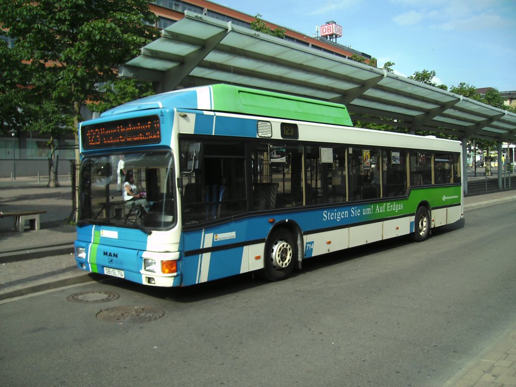 MAN Erdgas Bus. Die Aufnahme des Foto war am 06.07.2010 in Saarbrcken am Hauptbahnhof.