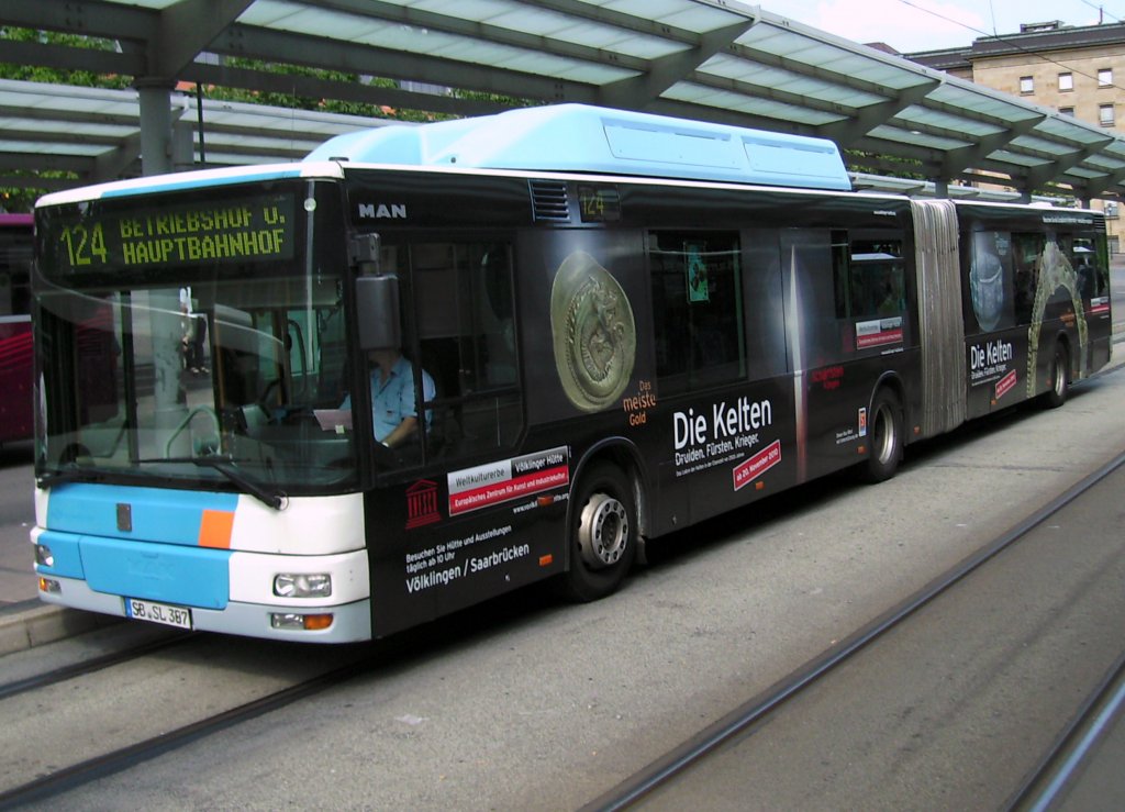 MAN Erdgas Gelenkbus. Die Werbung auf dem Bus weisst auf die Veranstaltung Die Kelten kommen hin. Die Ausstellung findet im Weltkultur Erbe Vlklinger Htte statt. Das Foto habe ich am 06.07.2010 gemacht.
