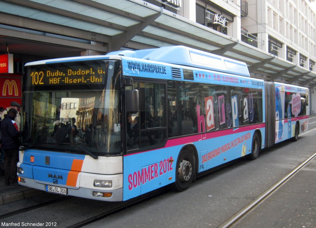 MAN Gas Bus mit neuer Werbung am Saarbrcker Hauptbahnhof. Die Aufnahme des Foto war im Mrz 2012.
