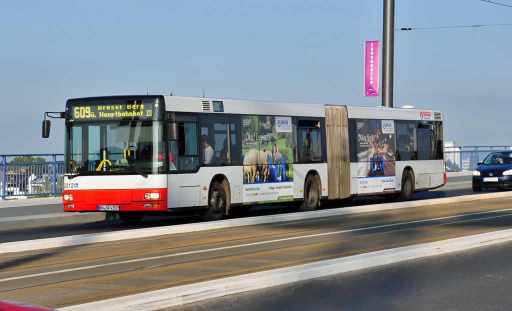 MAN Gelenkbus der SWB, Linie 609, stadteinwrts auf der Kennedybrcke in Bonn - 08.10.2010