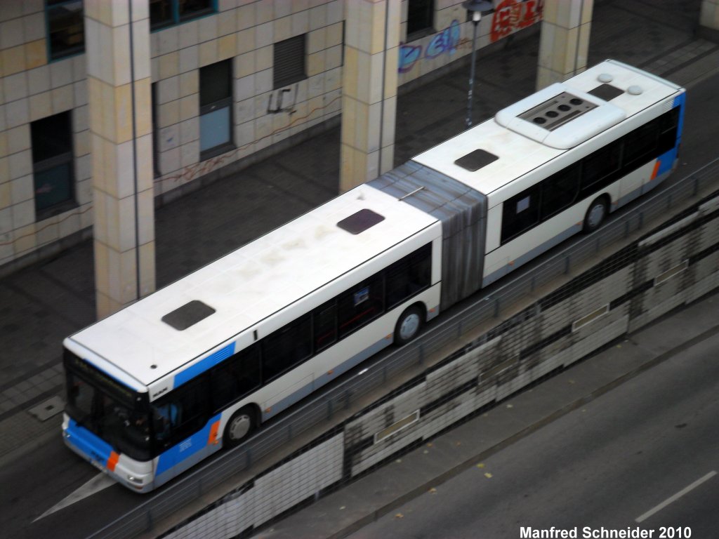 MAN Gelenkbus verlsst die Haltestelle Saarbrcken Hauptbahnhof. Das Bild habe ich am 26.10.2010 gemacht.