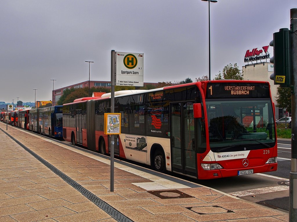 Man könnte meinen das die ASEAG einen Betriebsausflug macht. Gelenkbus Nr.228 der ASEAG wartet am 17.10.2010 als Verstärkerfahrt auf der Krefelderstrasse vor dem neuen Tivoli auf das Spielende der Begegnung Alemannia Aachen-Ingolstadt (2:1) auf die Fußballfans.