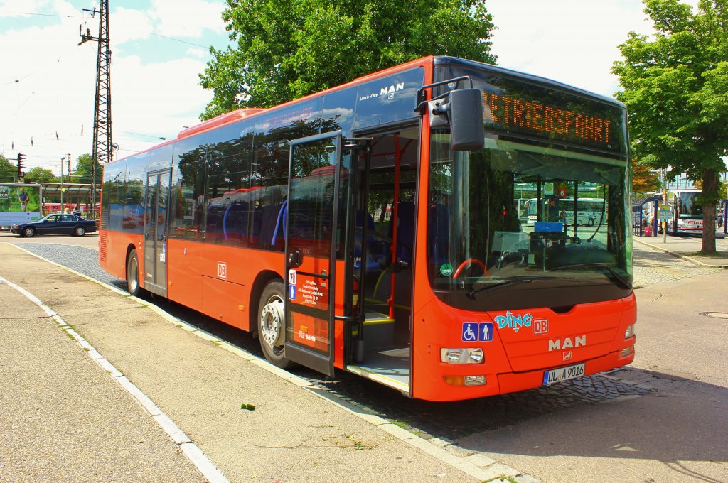 MAN Lino's City Ü, RAB[DB] (Regionalverkehr-Alb-Bodensee), ÖPNV Ulm.

Aufnahmeort: Ulm (ZOB)
Kennzeichen: UL-A 9016
Aufnahmedatum: 23.07.2011