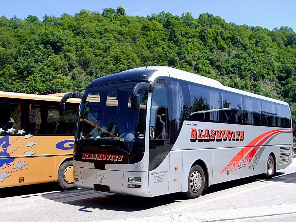 MAN Lion´s Coach von Blaskovits wartet in Passau auf seine Passagiere;110716