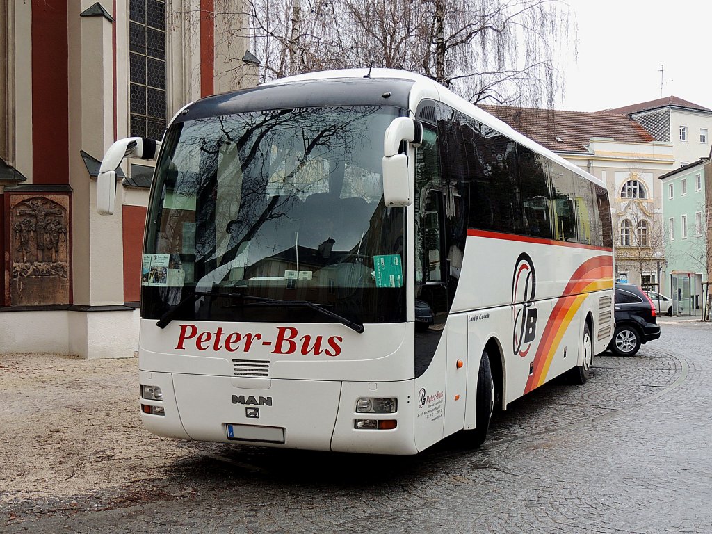 MAN Lion´s Coach von Peter-Bus am Kirchenplatz in Ried; 130102