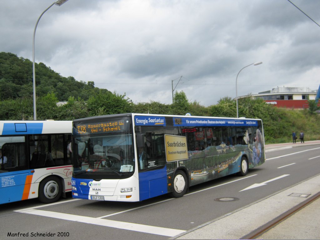MAN Lions City am Rmerkastel in Saarbrcken. Der Bus gehrt der Firma Bur Reisen, die im Auftrag fr Saarbahn und Bus fhrt.