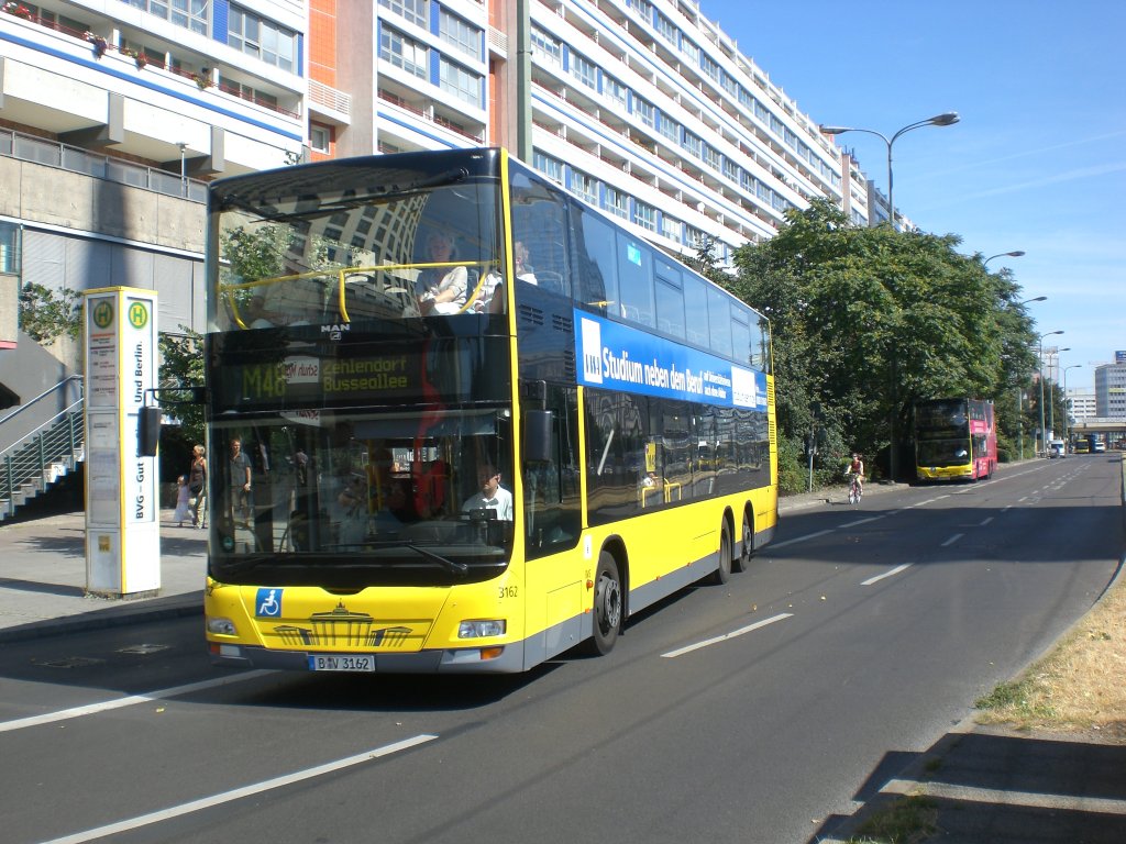 MAN Lion's City DD (Doppelstock) auf der Linie M48 nach Zehlendorf Busseallee an der Haltestelle Mitte Spandauer Strae/Marienkirche.