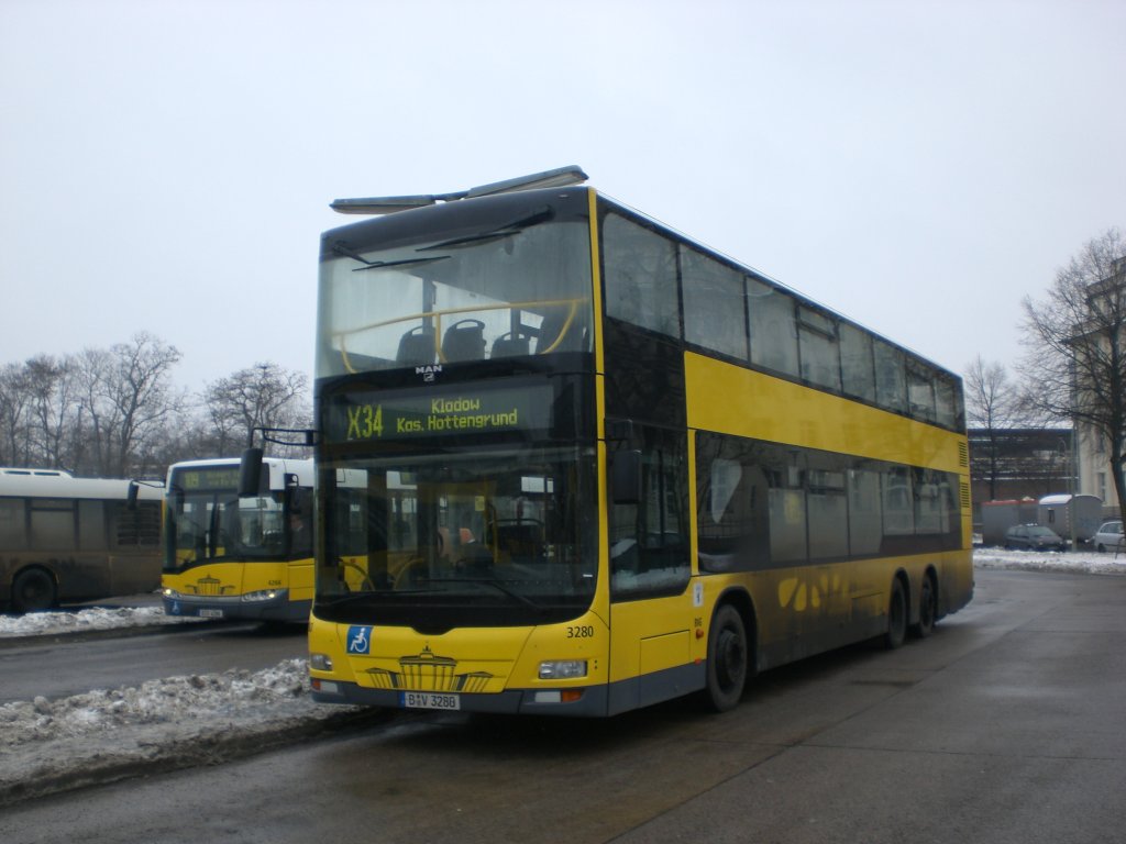 MAN Lion's City DD (Doppelstock) auf der Linie X34 nach Kladow Kaserne Hottengrund an der Haltestelle Hertzallee.
