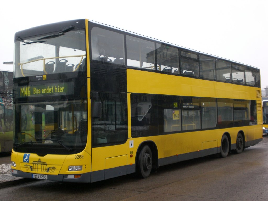 MAN Lion's City DD (Doppelstock) auf der Linie M46 an der Haltestelle Hertzallee. 