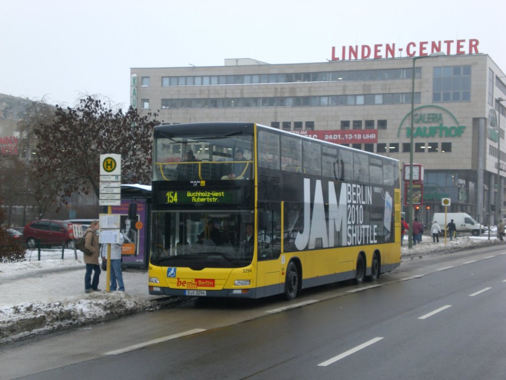 MAN Lion's City DD (Doppelstock) auf der Linie 154 nach Buchholz-West Aubertstrae an der Haltestelle Hohenschnhausen Prerower Platz.