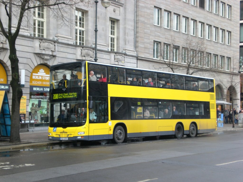 MAN Lion's City DD (Doppelstock) auf der Linie 200 nach S+U Bahnhof Zoologischer Garten an der Haltestelle Mitte Unter den Linden/Friedrichstrae.