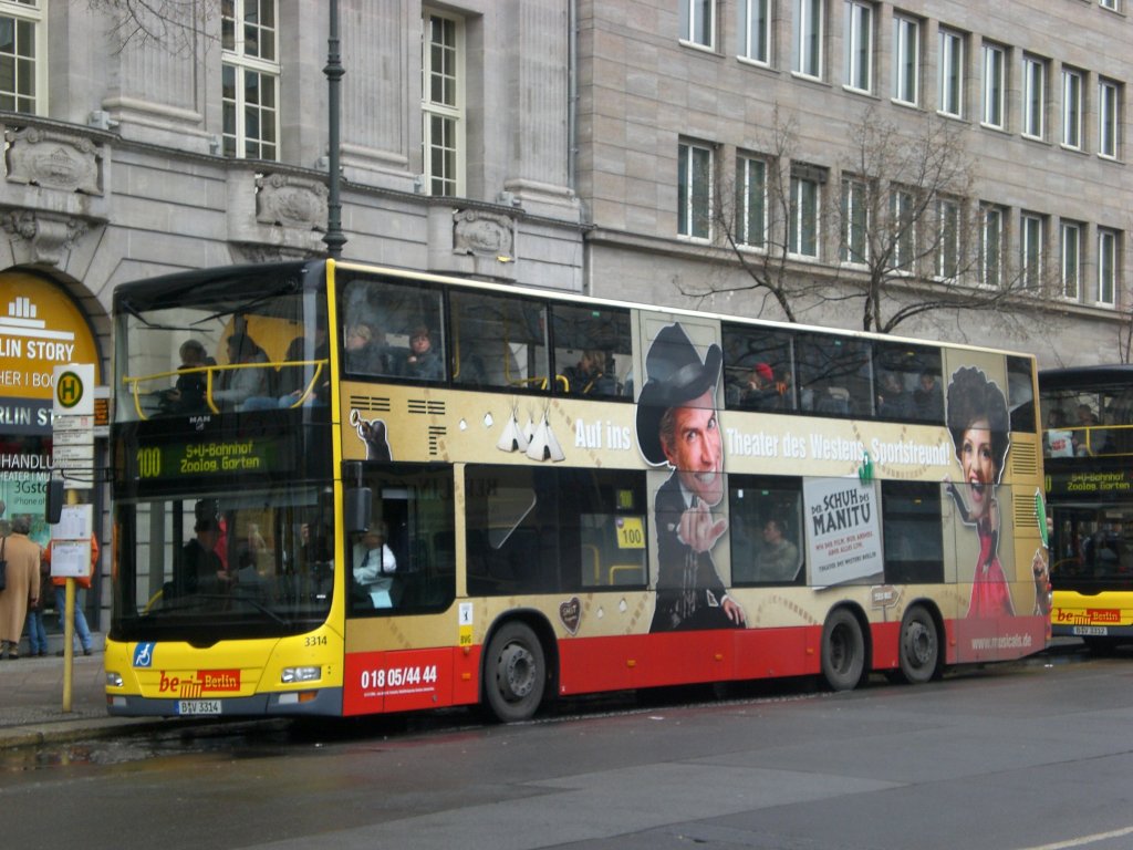 MAN Lion's City DD (Doppelstock) auf der Linie 100 nach S+U Bahnhof Zoologischer Garten an der Haltestelle Mitte Unter den Linden/Friedrichstrae.