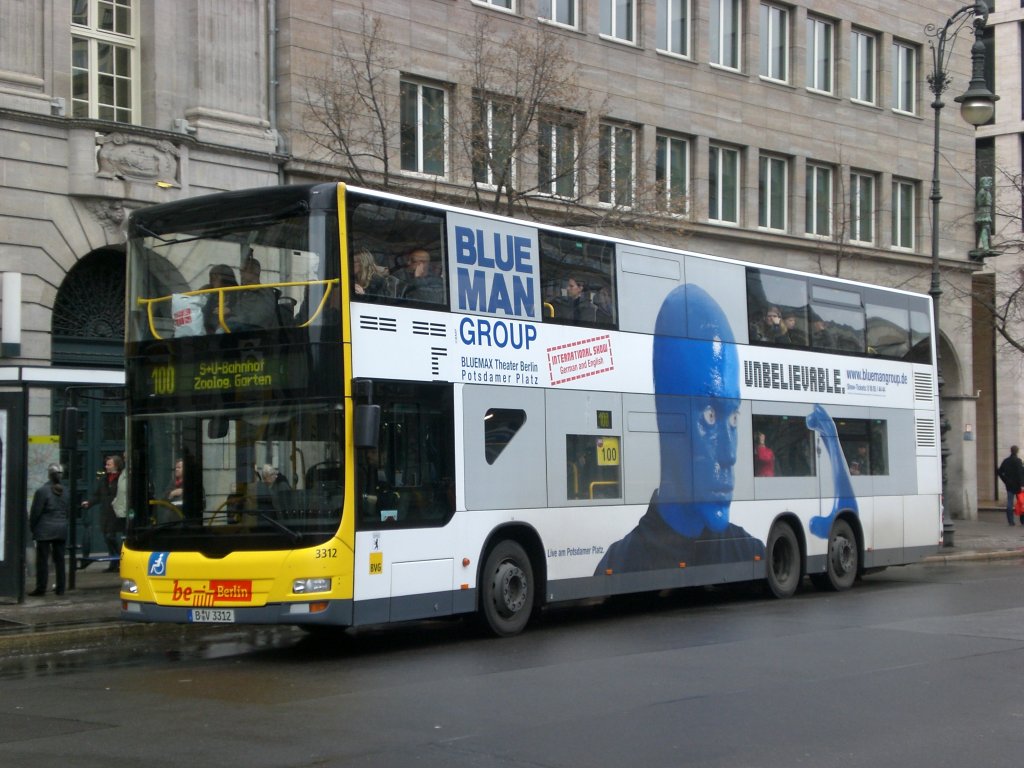 MAN Lion's City DD (Doppelstock) auf der Linie 100 nach S+U Bahnhof Zoologischer Garten an der Haltestelle Mitte Unter den Linden/Friedrichstrae.