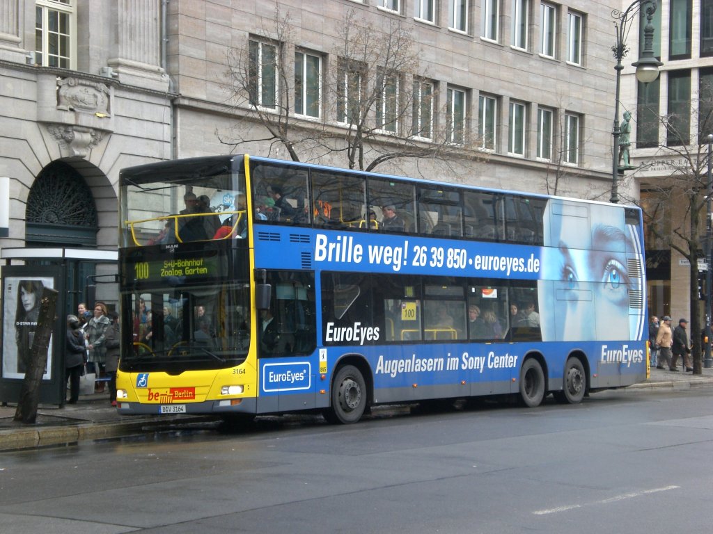 MAN Lion's City DD (Doppelstock) auf der Linie 100 nach S+U Bahnhof Zoologischer Garten an der Haltestelle Mitte Unter den Linden/Friedrichstrae.
