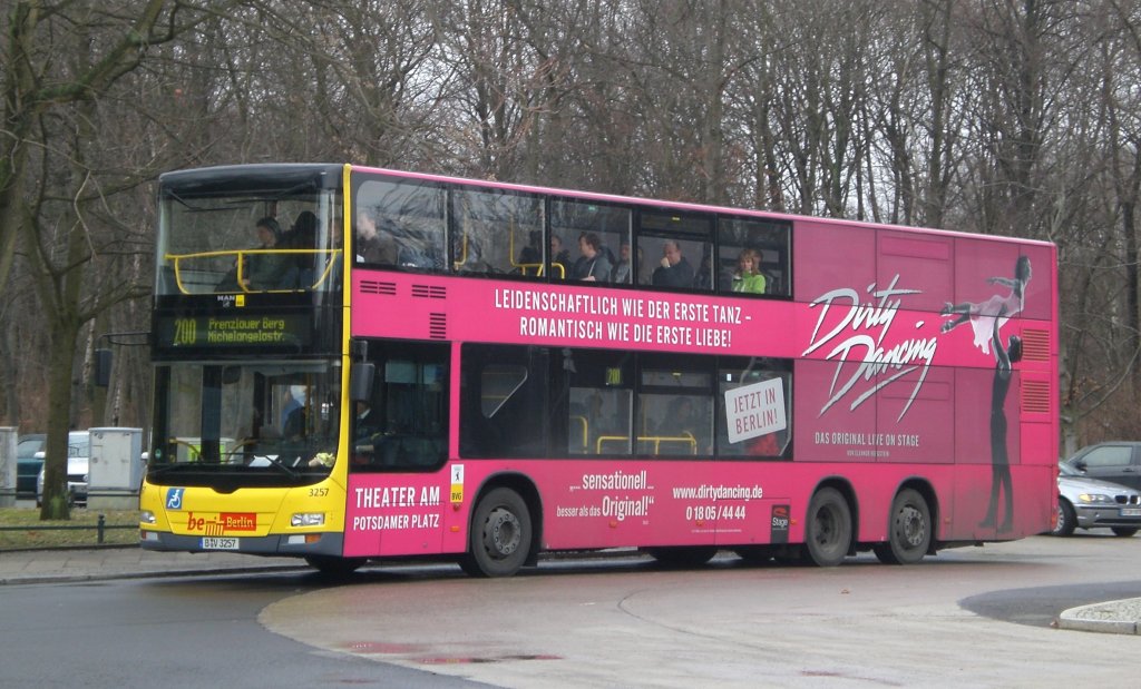 MAN Lion's City DD (Doppelstock) auf der Linie 200 nach Prenzlauer Berg Michelangelostrae an der Haltestelle Tiergarten Philharmonie.