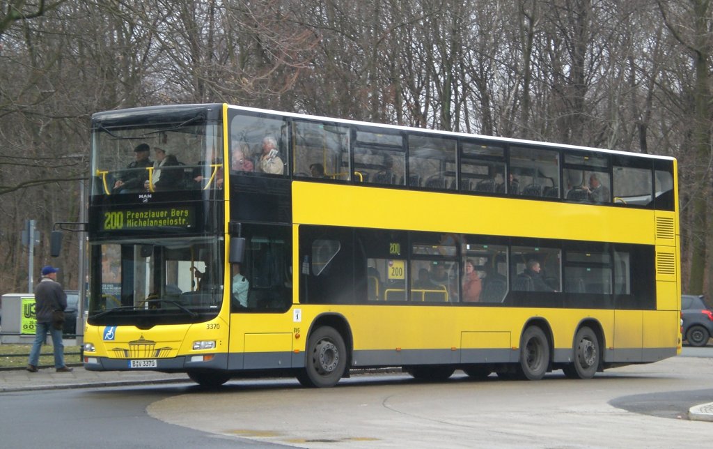 MAN Lion's City DD (Doppelstock) auf der Linie 200 nach Prenzlauer Berg Michelangelostrae an der Haltestelle Tiergarten Philharmonie.
