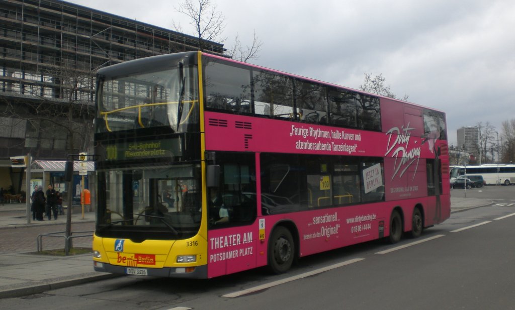 MAN Lion's City DD (Doppelstock) auf der Linie 100 nach S+U Bahnhof Alexanderplatz am S+U Bahnhof Zoologischer Garten.