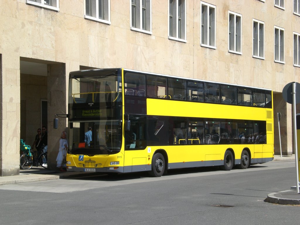 MAN Lion's City DD (Doppelstock) als Shuttelbus fr die Modemesse Bread and butter zwischen Flughafen Tempelhof und S+U Bahnhof Alexanderplatz.