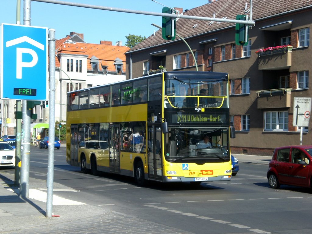 MAN Lion's City DD (Doppelstock) auf der Linie X11 nach U-Bahnhof Dahlem Dorf am S-Bahnhof Lichterfelde Ost.