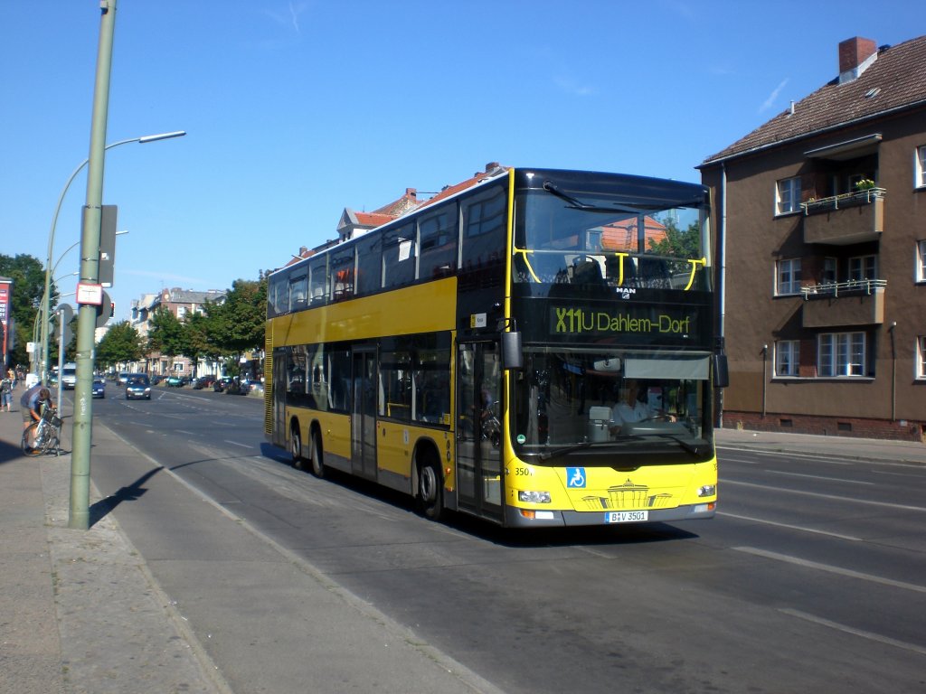 MAN Lion's City DD (Doppelstock) auf der Linie X11 nach U-Bahnhof Dahlem Dorf am S-Bahnhof Lichterfelde Ost.