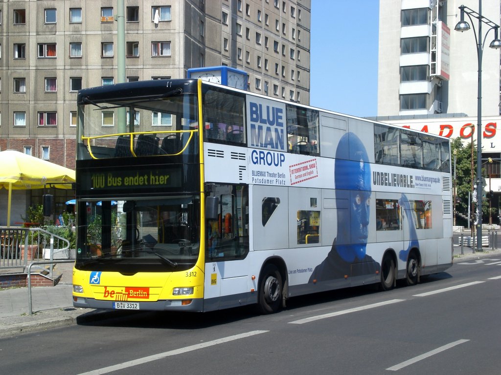 MAN Lion's City DD (Doppelstock) auf der Linie 100 am S+U Bahnhof Alexanderplatz.