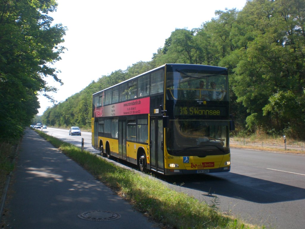 MAN Lion's City DD (Doppelstock) auf der Linie 316 nach S-Bahnhof Wannsee nahe der Haltestelle Wannsee Nikolskoer Weg.