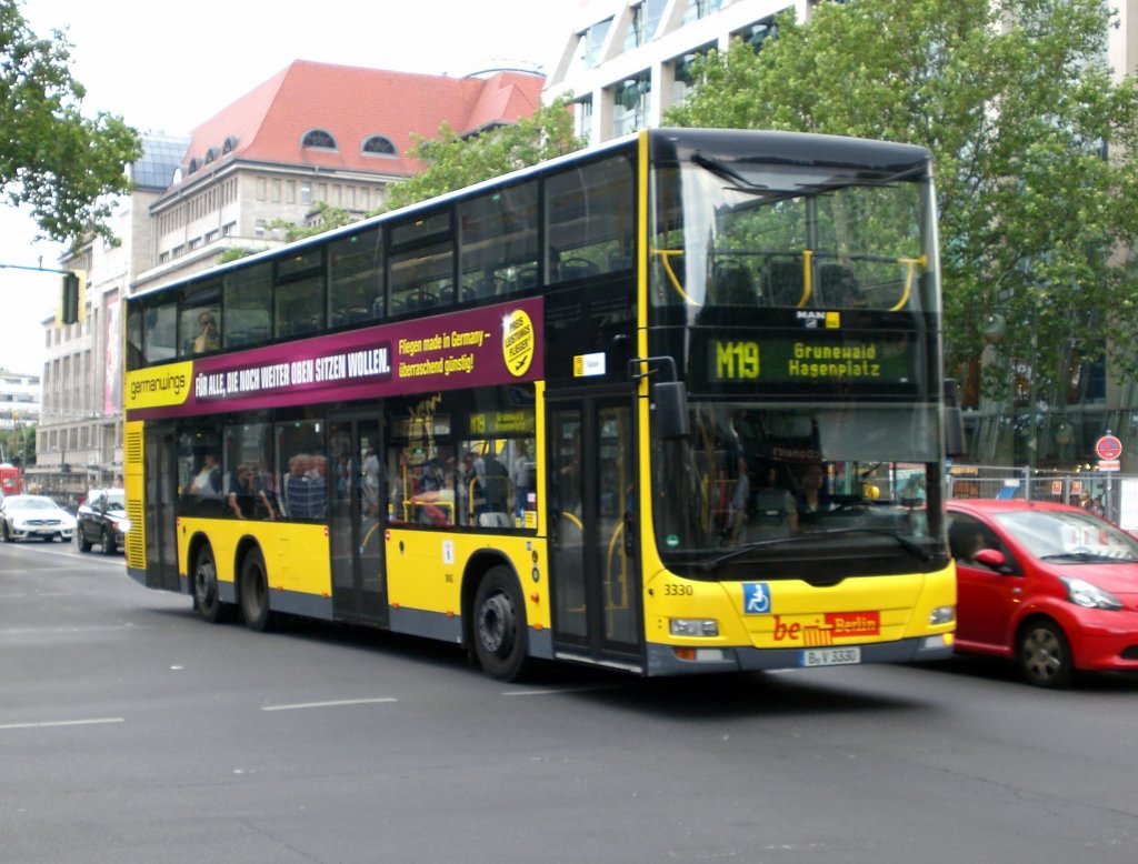 MAN Lion's City DD (Doppelstock) auf der Linie M19 nach Grunewald Hagenplatz an der Haltestelle Charlottenburg Europa-Center.