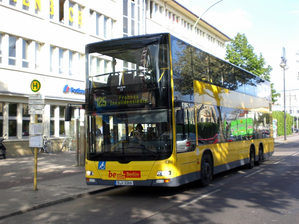 MAN Lion's City DD (Doppelstock) auf der Linie 125 nach Frohnau Invalidensiedlung am U-Bahnhof Kurt-Schumacher-Platz.