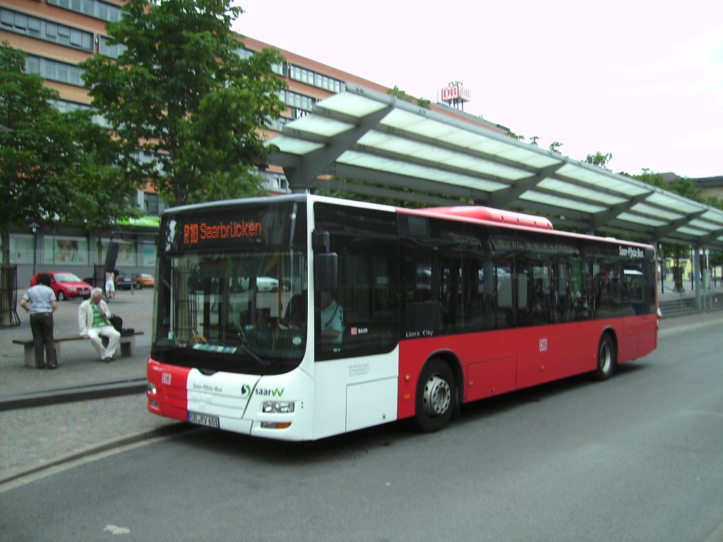 MAN Lions City. Die Aufnahme des Foto war am 12.07.2010 in Saarbrcken am Hauptbahnhof.