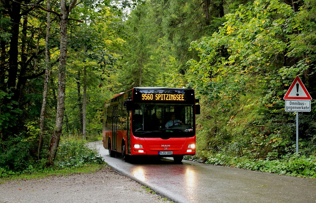 MAN Lion's City M M-RV 3884 des Regionalverkehr Oberbayern (Linie 9560 Monialm - Spitzingsee) kommt am 12.09.2017 an der Haltestelle Johannesbrücke an