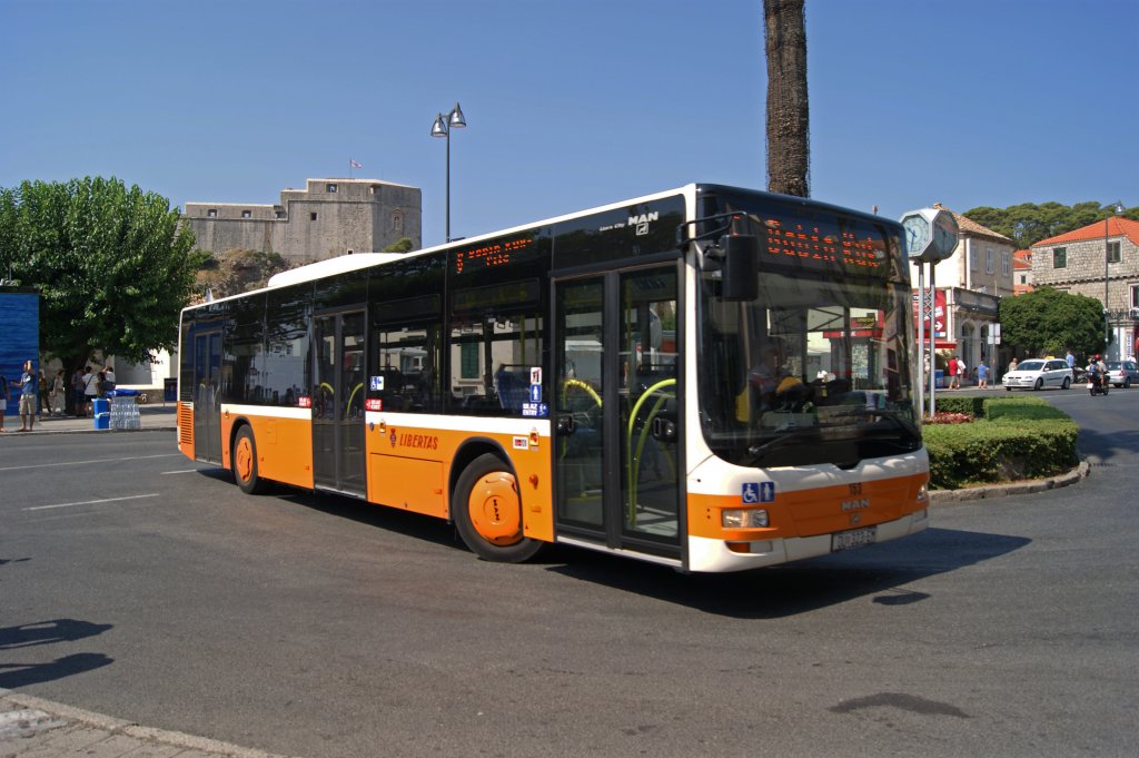 MAN Lion's City mit der Betriebsnummer 153 auf der Linie 6 bei der Altstadt von Dubrovnik. Die Aufnahme stammt vom 16.07.2011.