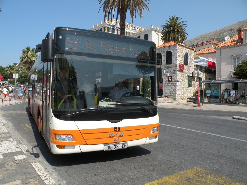 MAN Lion's City mit der Betriebsnummer 155 auf der Linie 15 bei der Altstadt von Dubrovnik. Die Aufnahme stammt vom 16.07.2011.