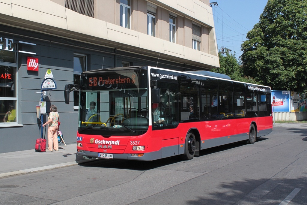 Man Lion's City der Verkehrsbetriebe Gschwindl in der Endhaltestelle der Linie 5B in Heiligenstadt (Wien)