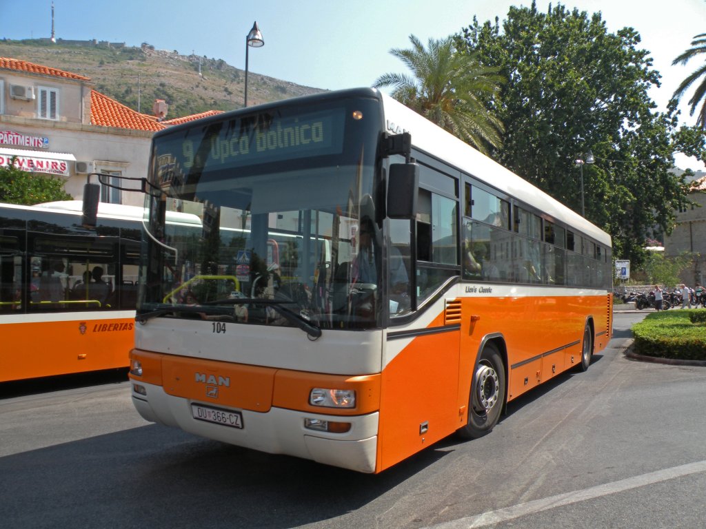 MAN Lions Classic mit der Betriebsnummer 104 bei der Altstadt von Dubrovnik. Die Aufnahme stammt vom 16.07.2011.