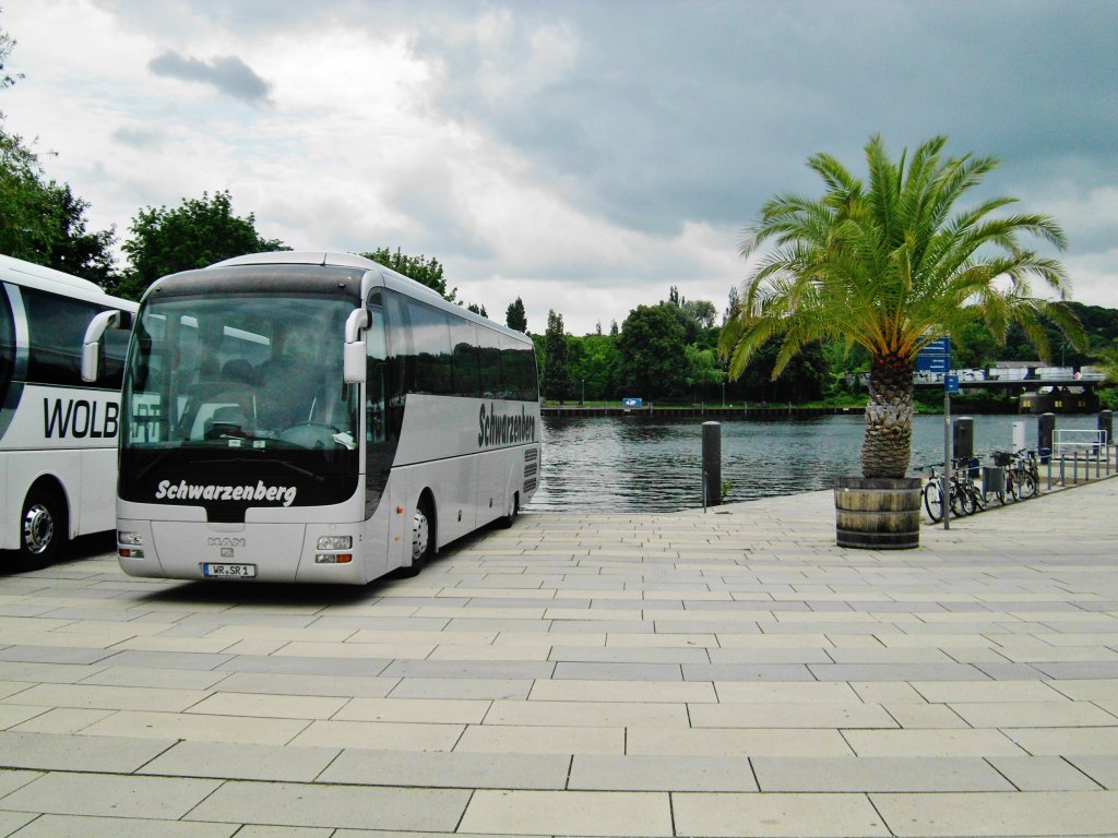 MAN Lion's Coach abgestellt am Ufer der Havel an der Anlegestelle Potsdam Lange Brcke.(30.6.2013)