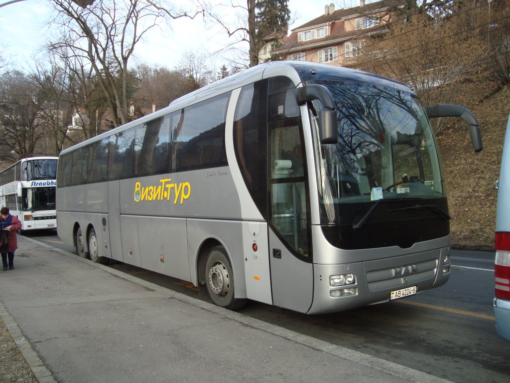 MAN Lion's Coach d'une entreprise inconnu (l'inscription est en lettres cyrilliques) photographi le 25.02.2012  Berne  proximit de la Brengraben