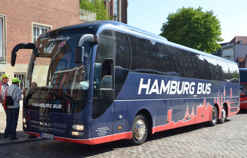 MAN Lion's Coach  Reisebus Hamburgbus vor dem Hamburger Michel gesehen am 10.05.2013.